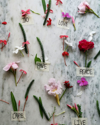 Mural con flores artificiales