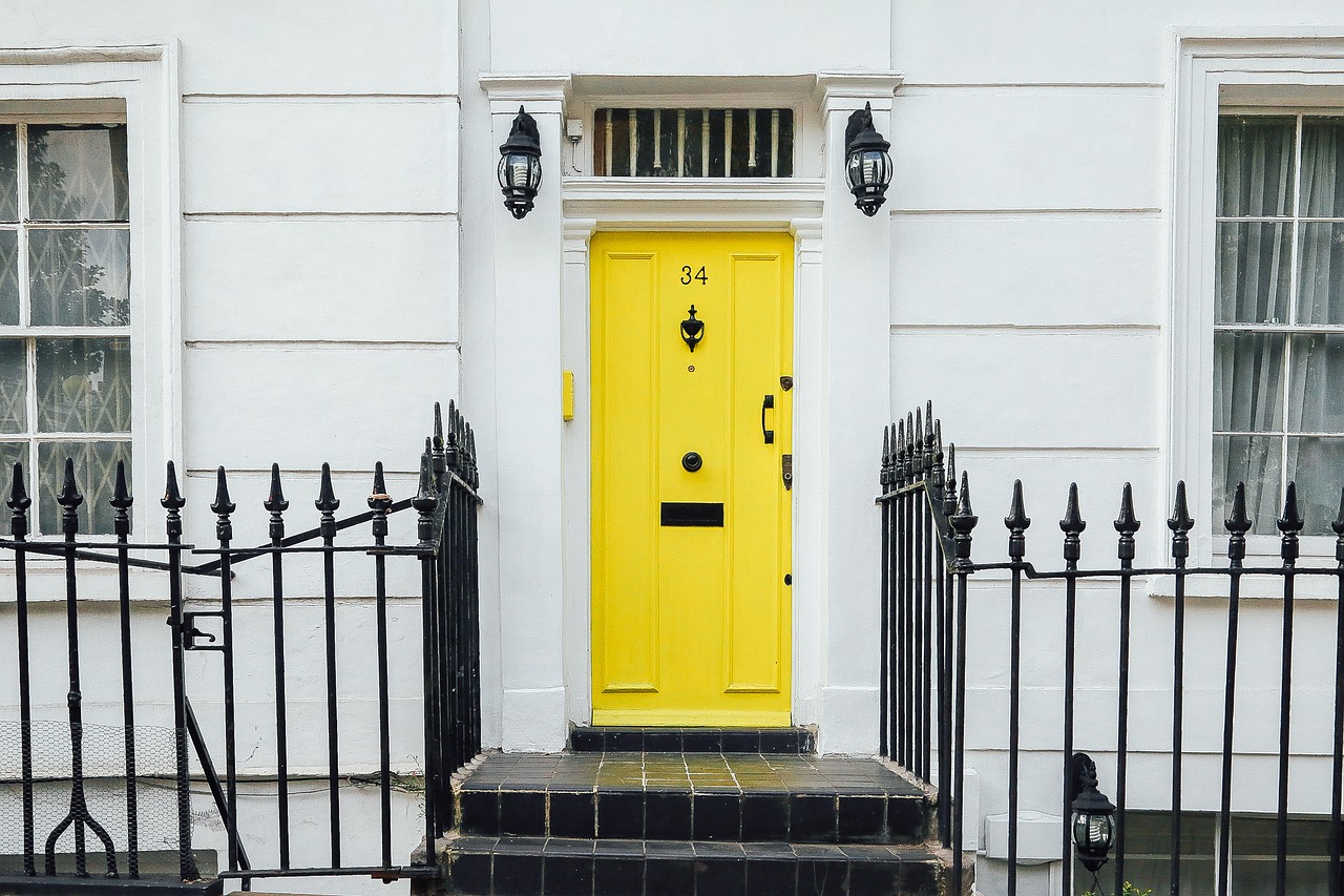 puerta de entrada en clo amarillo