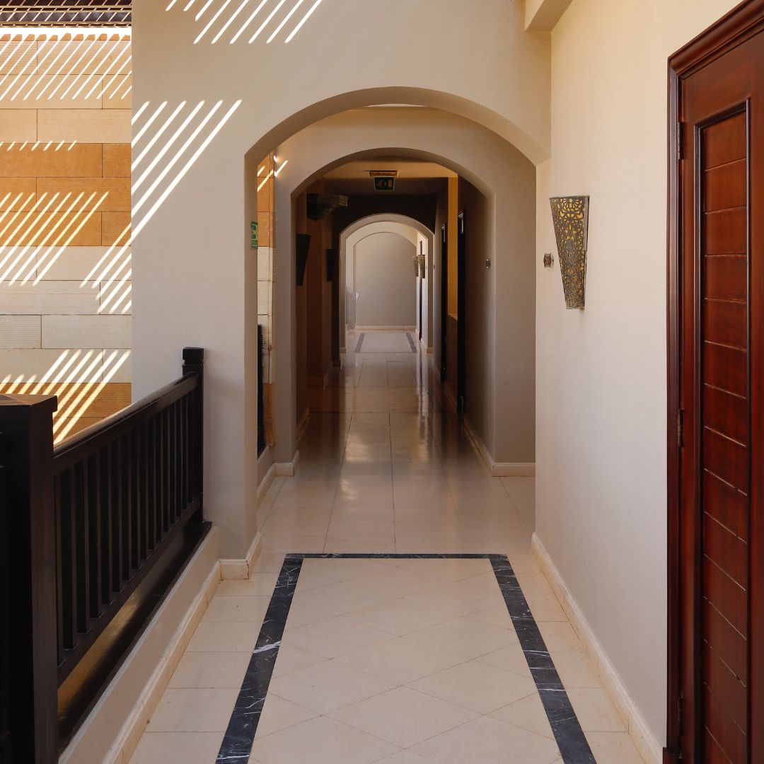 Cómo decorar pasillos estrechos: Consejos y trucos para crear un espacio  acogedor y luminoso - Dicoro